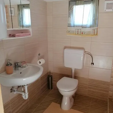 Keresztes Vendeghaz Kır Evi Mosdos